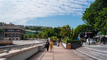 Ramp design improves the accessibility of the promenade and allows a wider range of users to enjoy the open space.